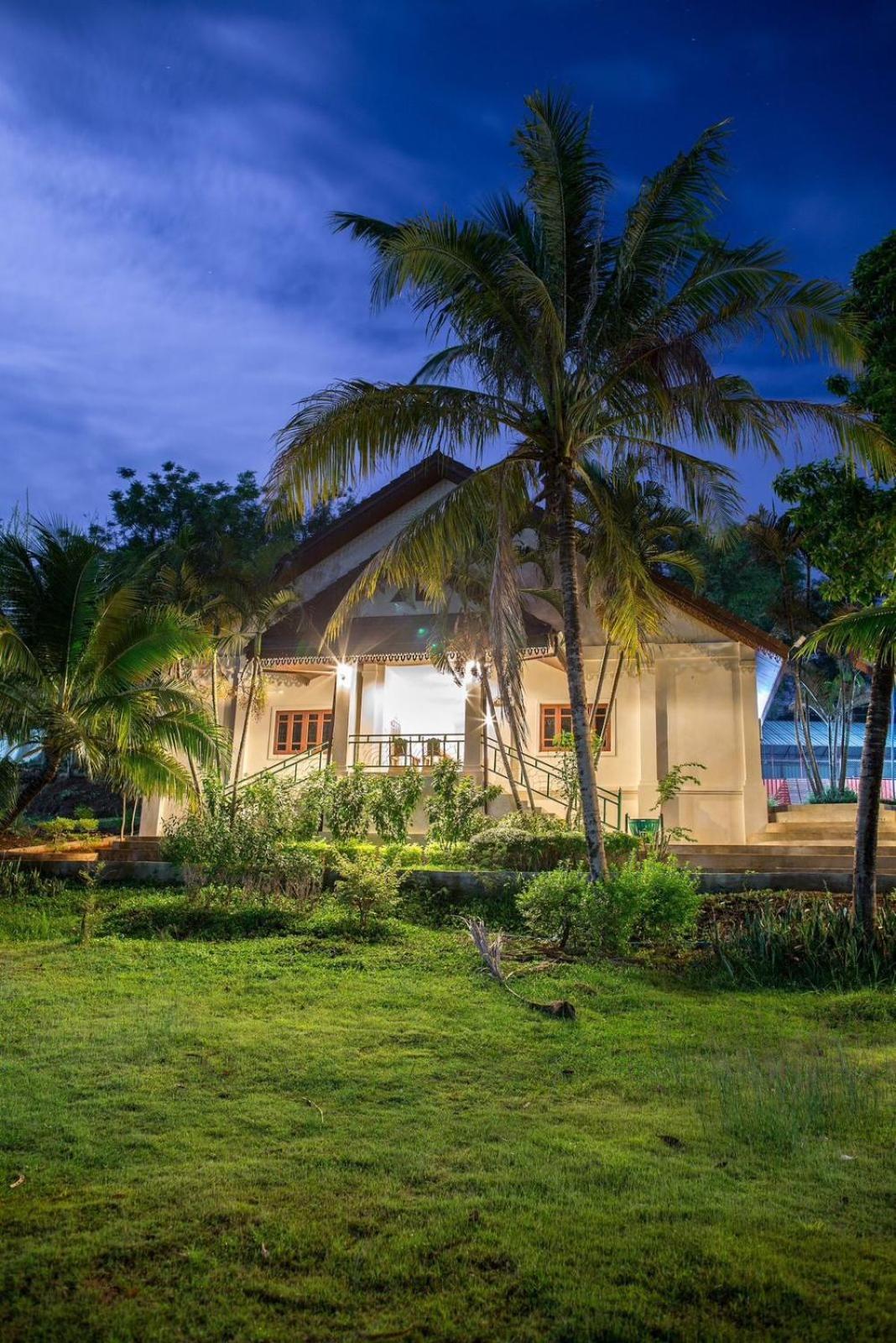 Phubachiang Golf & Resort Pakse Exterior photo