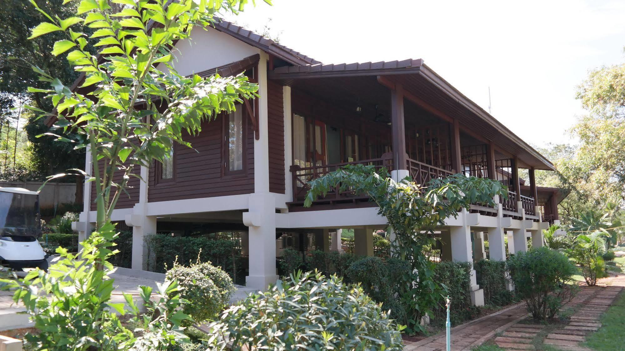 Phubachiang Golf & Resort Pakse Exterior photo